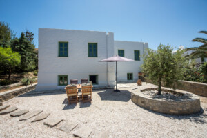 15.5 Guesthouse Front Garden