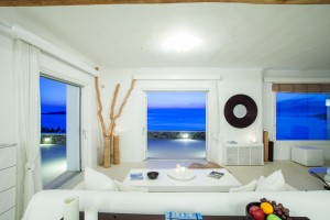 Villa-Coral-Living-room14-Infinity-pool-view-party