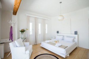 Villa-Coral-bedroom-1a-Infinity-pool-view-party