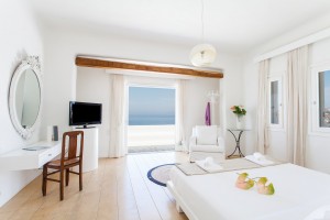 Villa-Coral-bedroom-1b-Infinity-pool-view-party