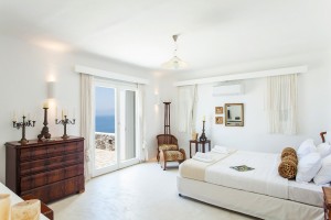 Villa-Coral-bedroom-3a-Infinity-pool-view-party