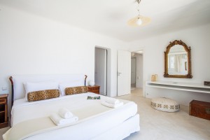 Villa-Coral-bedroom-3b-Infinity-pool-view-party