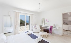 Villa-Coral-bedroom-4b-ifinity-pool-view-party